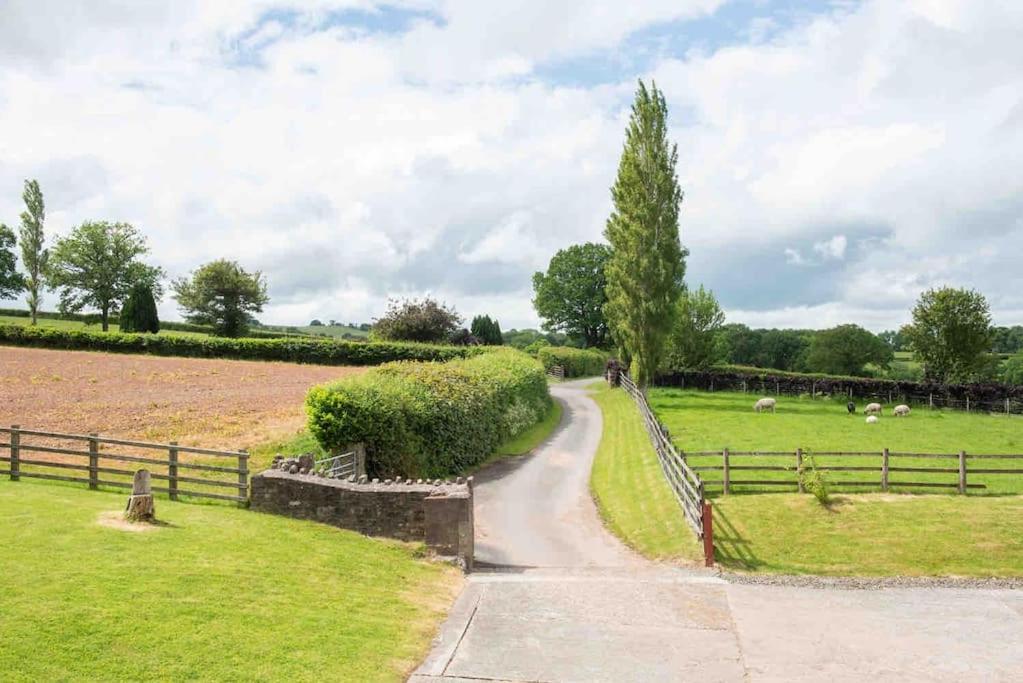Coed Farm-Hot Tub-Sleeps 12-Near Brecon Vila Exterior foto
