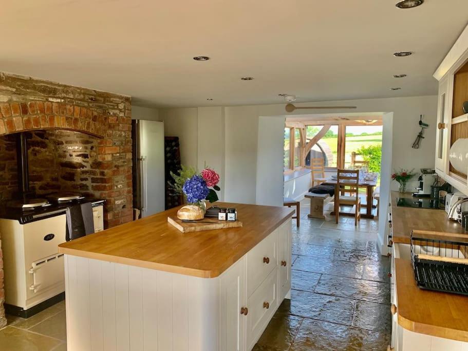 Coed Farm-Hot Tub-Sleeps 12-Near Brecon Vila Exterior foto