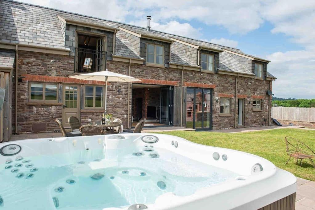 Coed Farm-Hot Tub-Sleeps 12-Near Brecon Vila Exterior foto