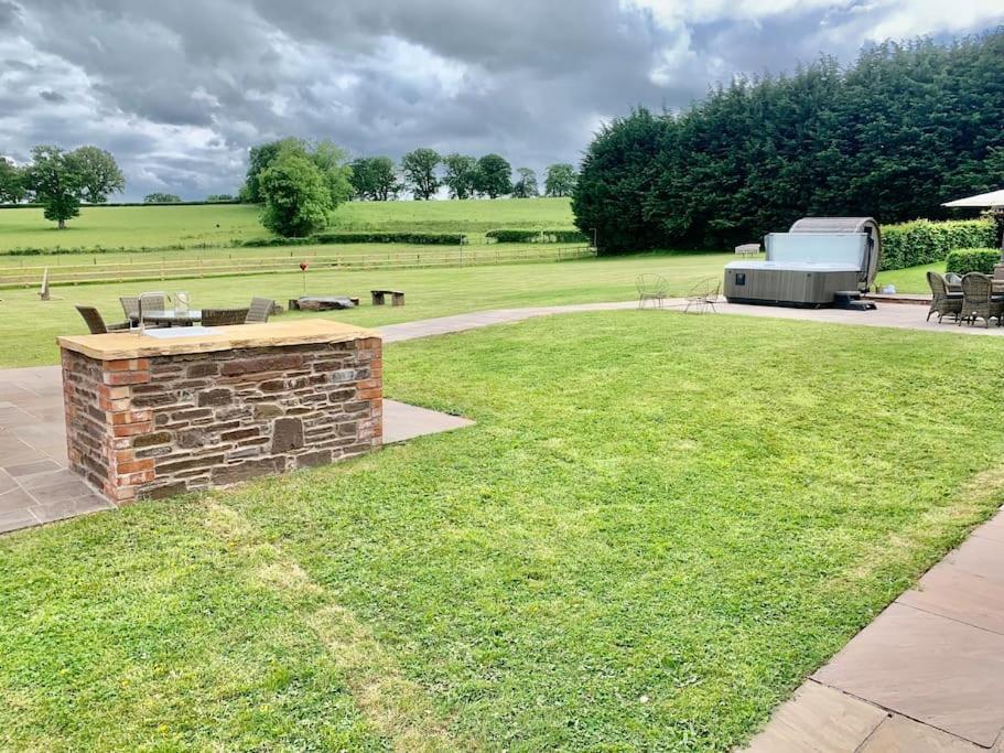 Coed Farm-Hot Tub-Sleeps 12-Near Brecon Vila Exterior foto