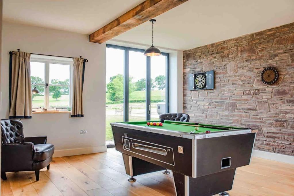 Coed Farm-Hot Tub-Sleeps 12-Near Brecon Vila Exterior foto