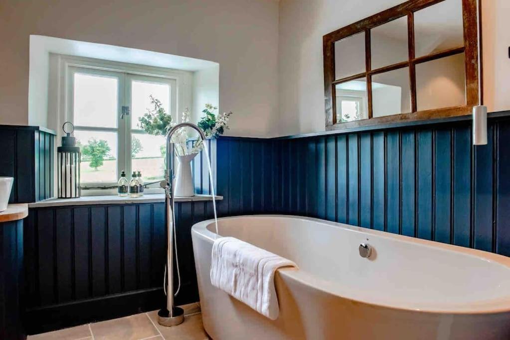 Coed Farm-Hot Tub-Sleeps 12-Near Brecon Vila Exterior foto
