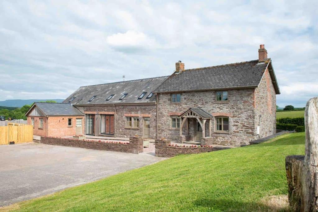 Coed Farm-Hot Tub-Sleeps 12-Near Brecon Vila Exterior foto